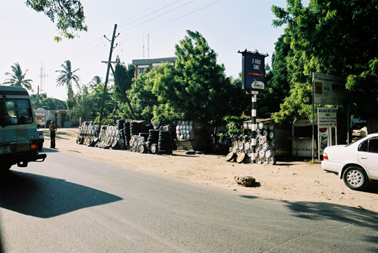 Felgen-Verkufer an der Kinondoni-Road in Dar es Salaam