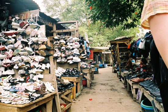 Schuhändler in Iringa - 'worn in the western world'