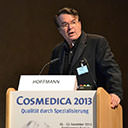 Dr. med. Klaus Hoffmann hält eine Rede auf der Cosmedica 2013