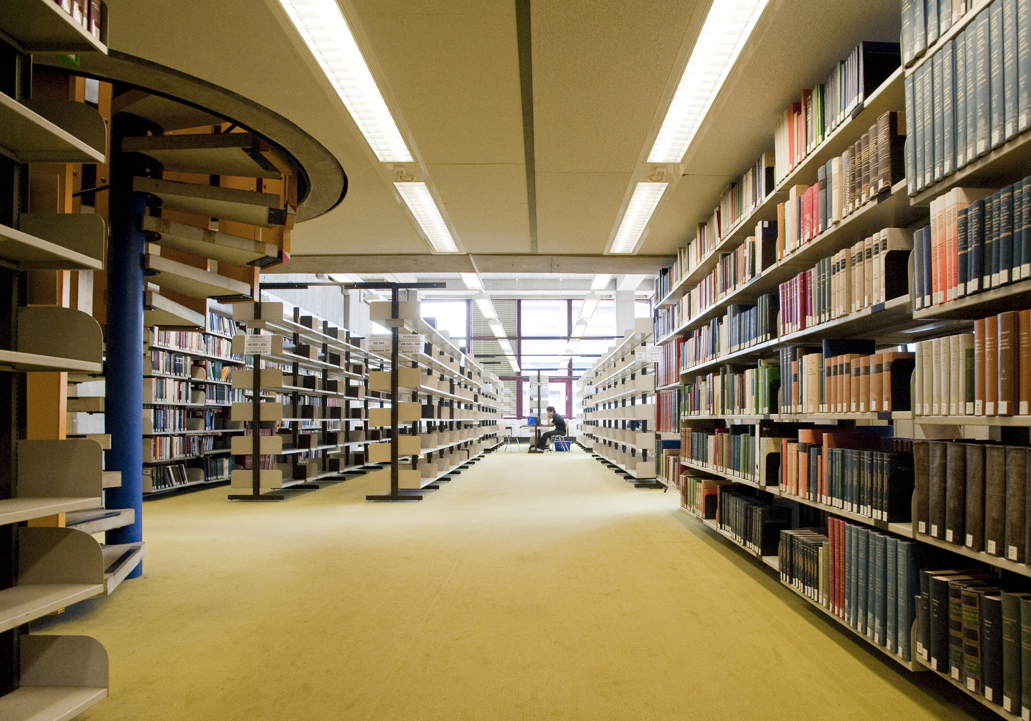 Bücherregale in der UB Bochum
