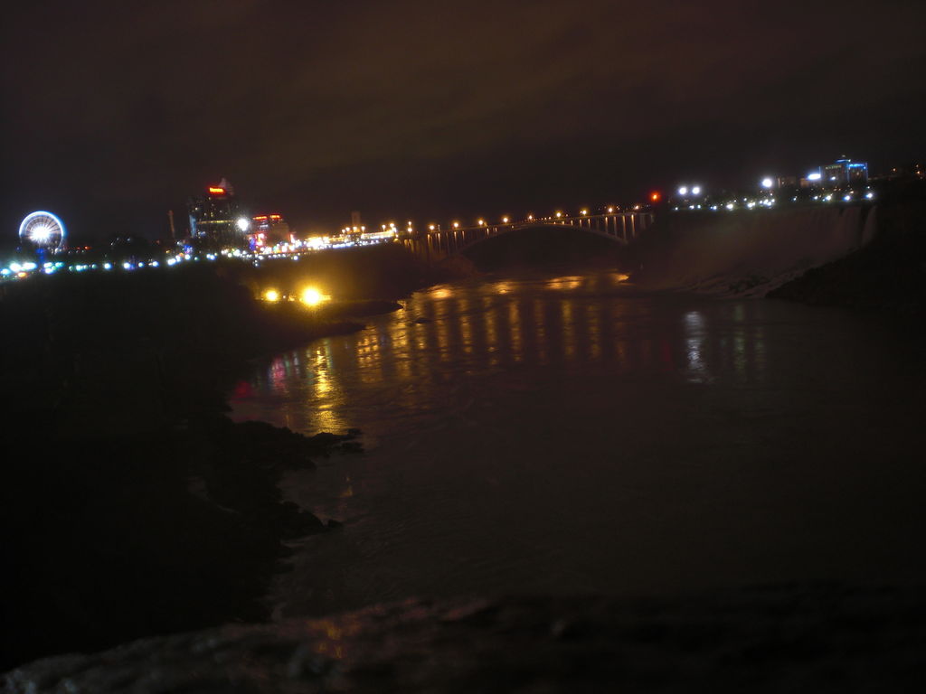 Niagara bei Nacht und eine Brücke